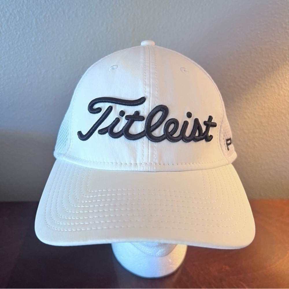 Titleist men’s white with black medium/ large hat